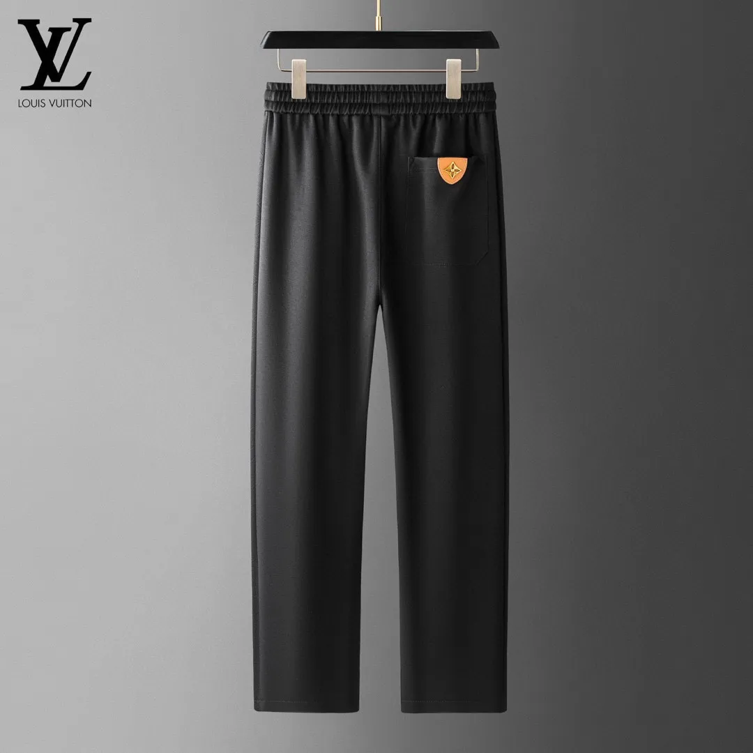🅿️620 [LV Louis Vuitton] hot-selling suit is coming. Focus on the original version of the official website. 2025 new hot-selling cardigan and sweatshirt suit. The original order is the best. 🇭🇰The meticulous work of top designers. It has a fitting and perfect upper body effect. All-natural high-quality Tencel Roman cotton 100%, close-fitting comfort, noble and elegant! Original hardware embodies elegance and nobility! Counter size: M-4XL (up to 190 pounds)